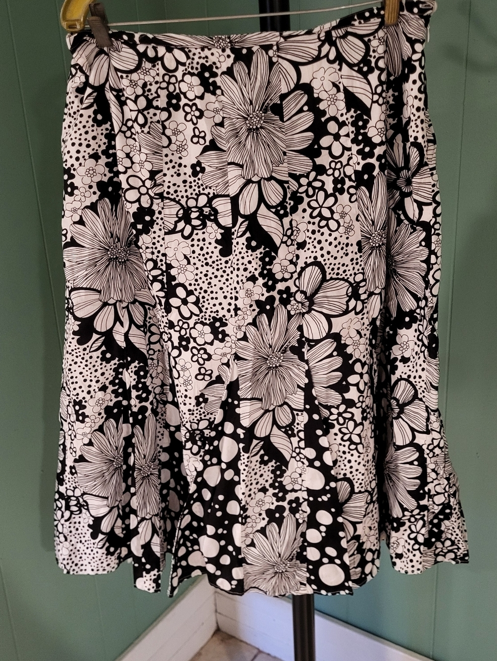 Floral A-Line Skirt, 100% Cotton, JM Collection, Size 16.